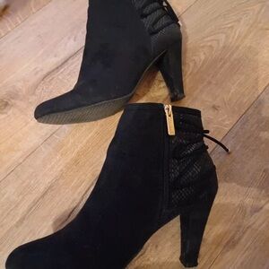 Chic Black Heeled Boots with Textured Design